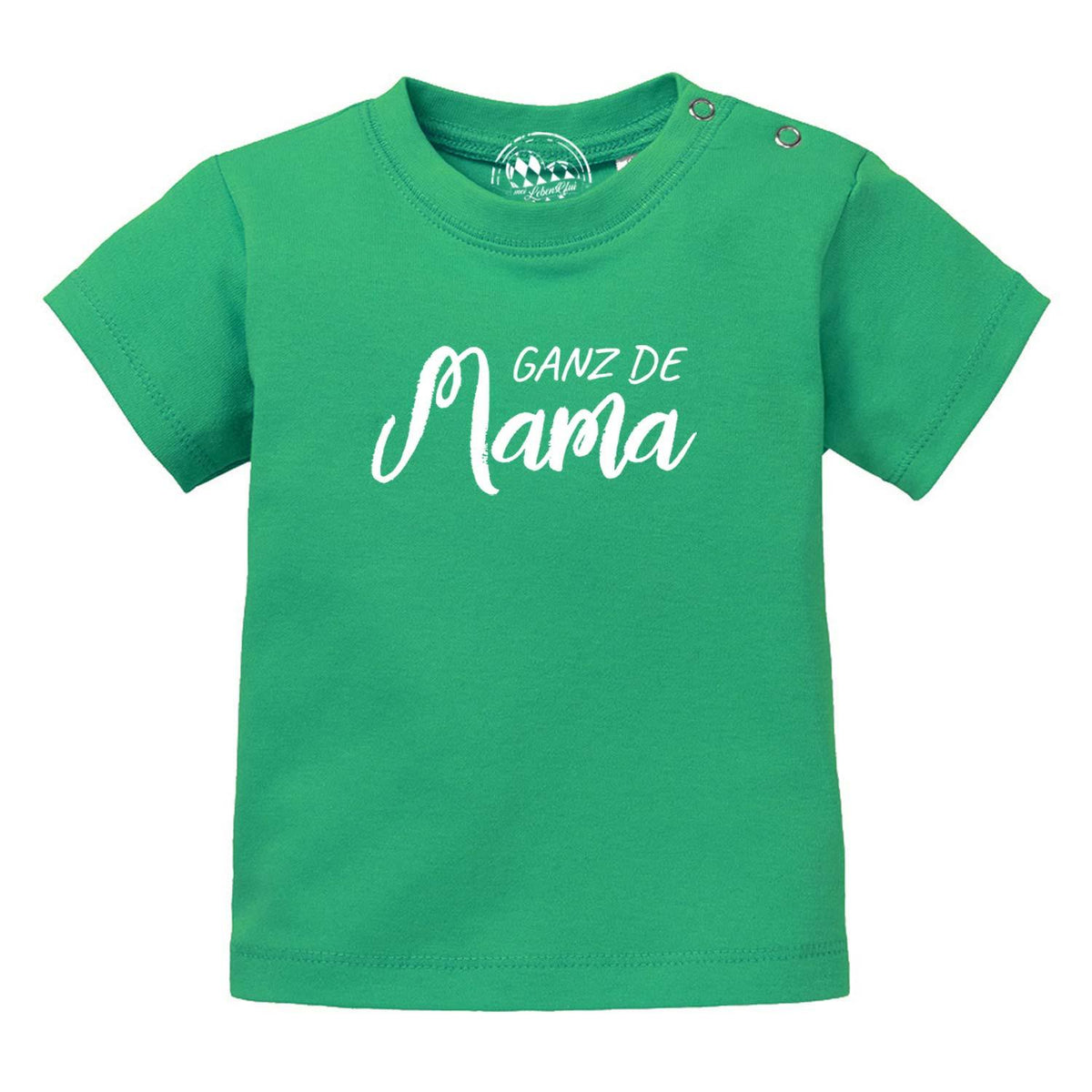 Grünes Baby T-Shirt "Ganz de Mama..." mit weißem Schriftzug und Druckknöpfen an der Schulter.