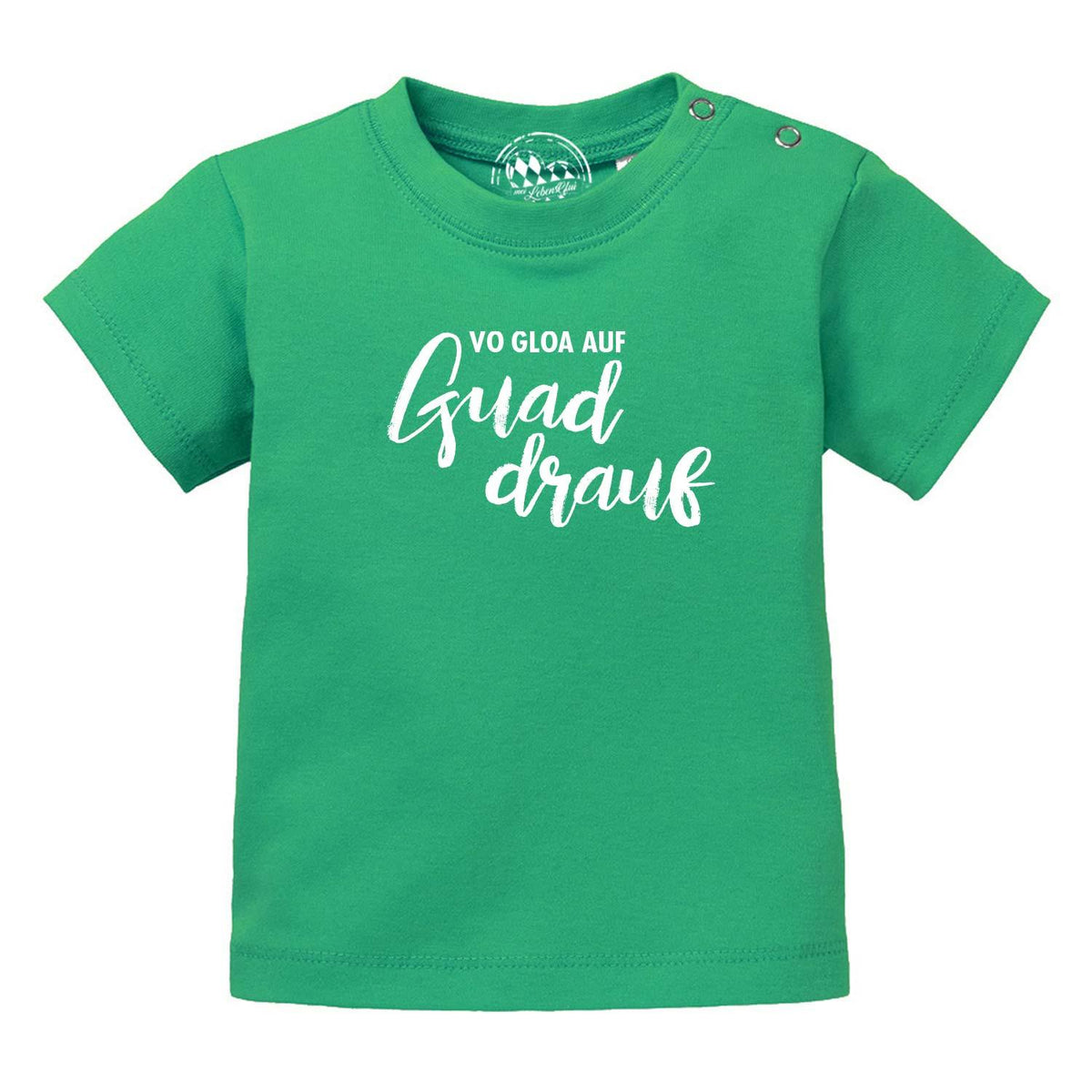 Grünes Baby T-Shirt "guad drauf" mit weißem Schriftzug, kurzen Ärmeln und Druckknöpfen an der Schulter.
