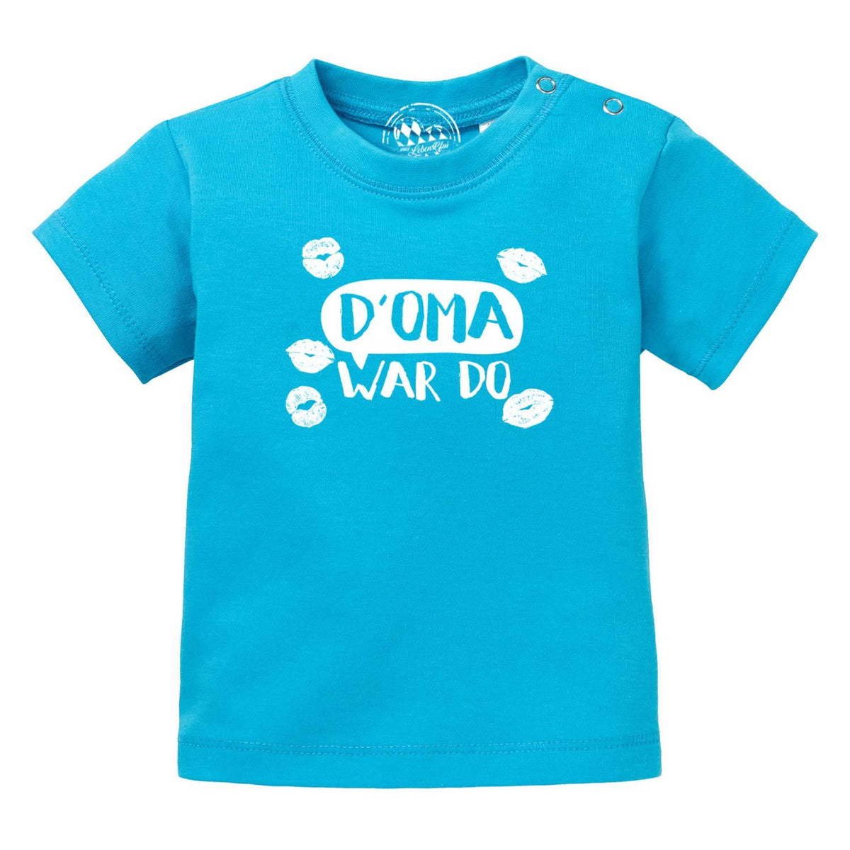 Blaues Baby T-Shirt D' Oma war do mit weißem Schriftzug und Kussmund-Detail auf der Vorderseite