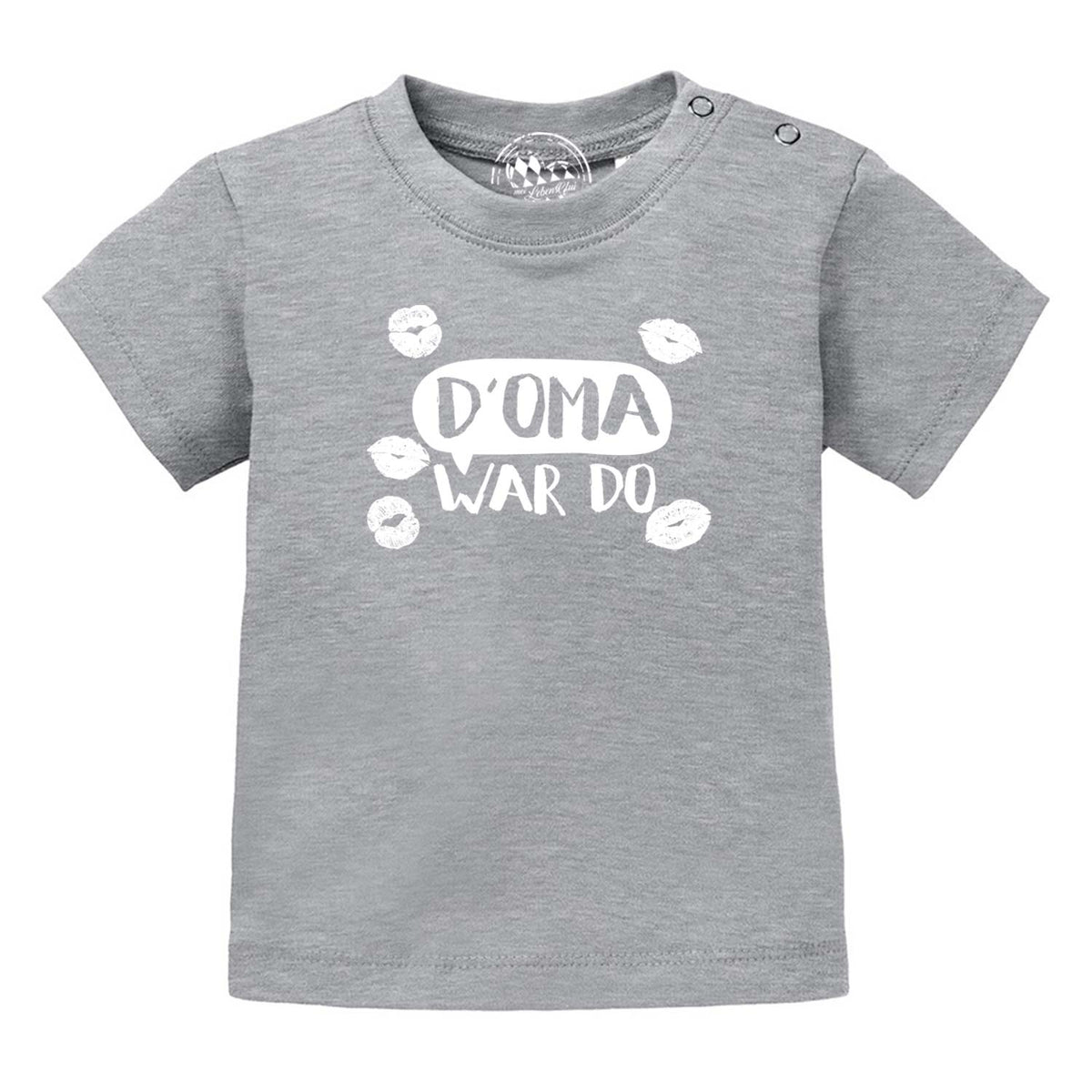 Graues Baby T-Shirt mit weißem bayrischem Spruch D'OMA WAR DO und pinken Kussmündern.
