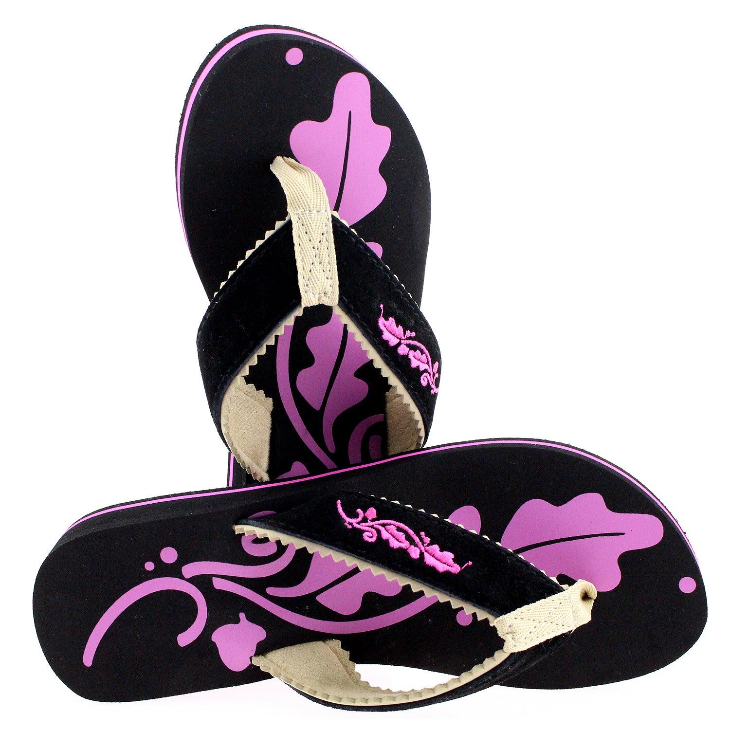 Schwarze Flip-Flops mit lila floralem Muster auf der Sohle und besticktem Riemen in Nahaufnahme