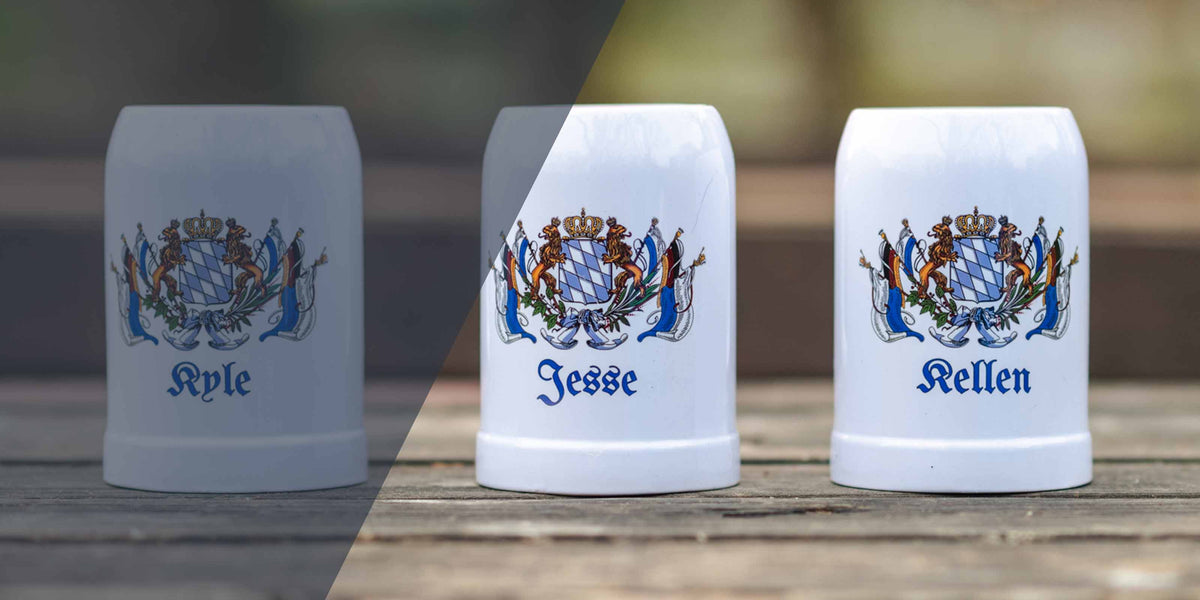 Drei weiße Keramik-Bierkrüge mit bayerischem Wappen und individueller Namensgravur in blauer Schrift.