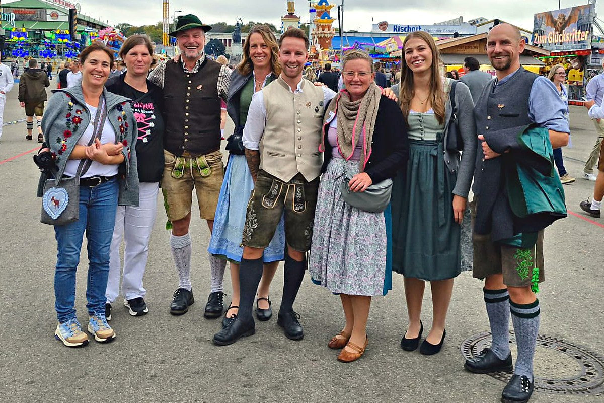 Das Bavariashop-Team in Tracht auf dem Oktoberfest in München