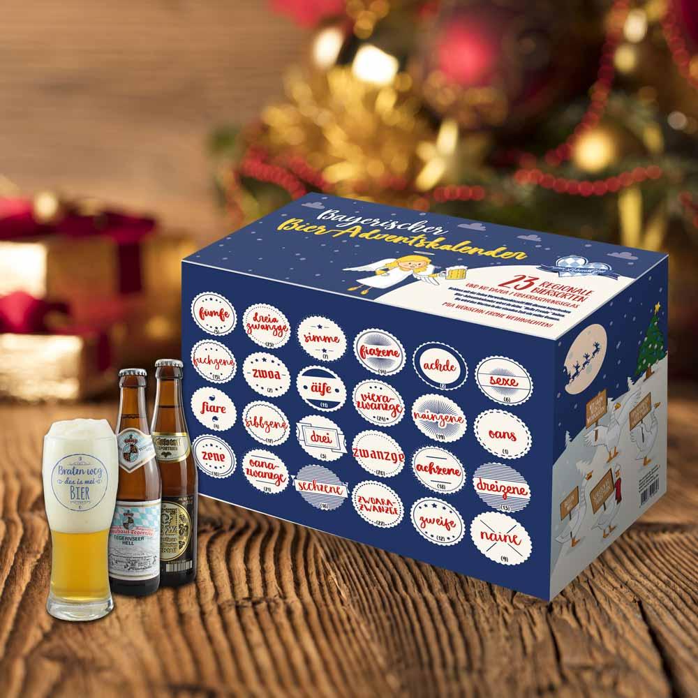 Bayerischer Bier Adventskalender mit 23 regionalen Biersorten, Glas und zwei Bierflaschen zum Fest.