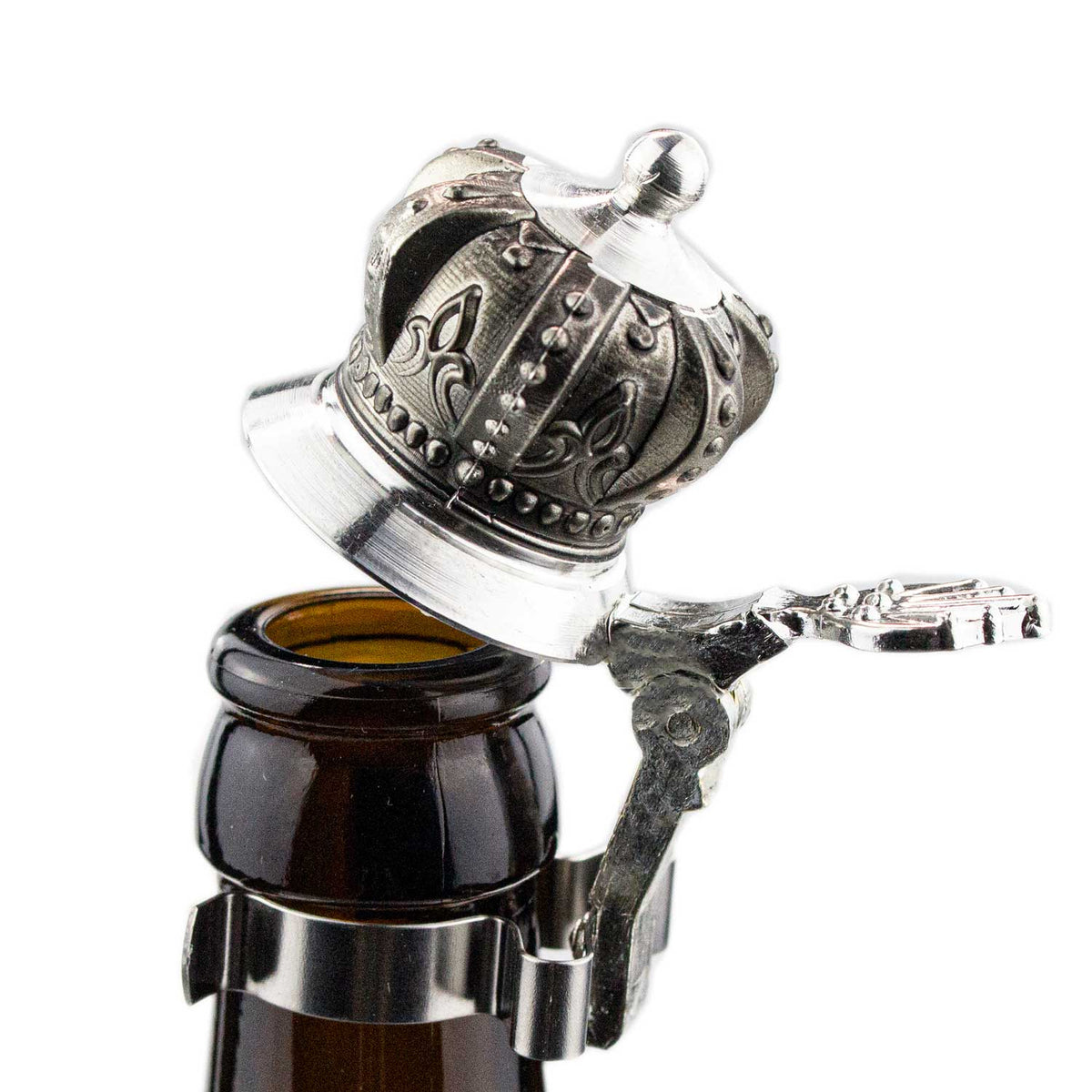 Detaillierter Bierflaschen Zinndeckel Krone mit aufwendigem Reliefmuster, befestigt auf einer braunen Bierflasche.