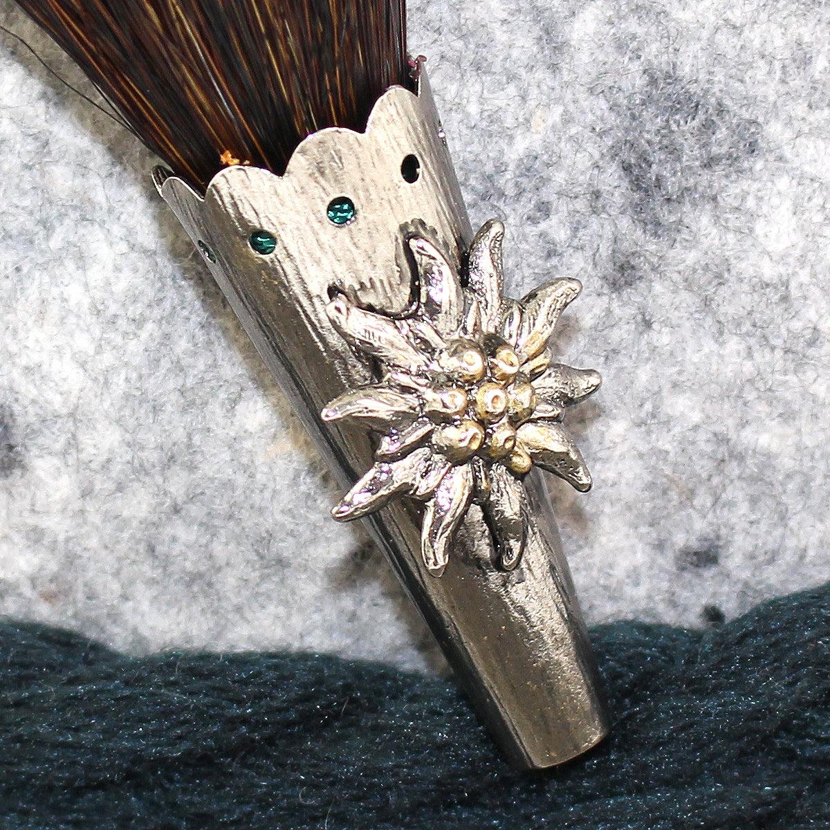 Haarbuschhalter aus Metall mit Edelweiß-Dekor, filigranen Verzierungen und grünen Ziersteinen, Trachtenaccessoire.