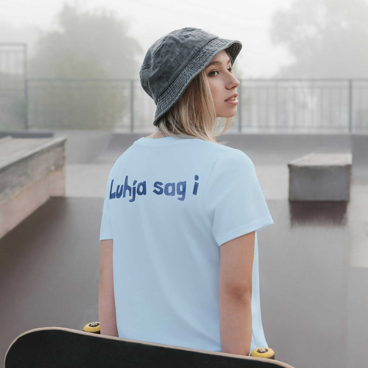 Damen T-Shirt Engel Aloisius "A Bier sag i" mit blauem Schriftzug, getragen von Skaterin im Bucket Hat.
