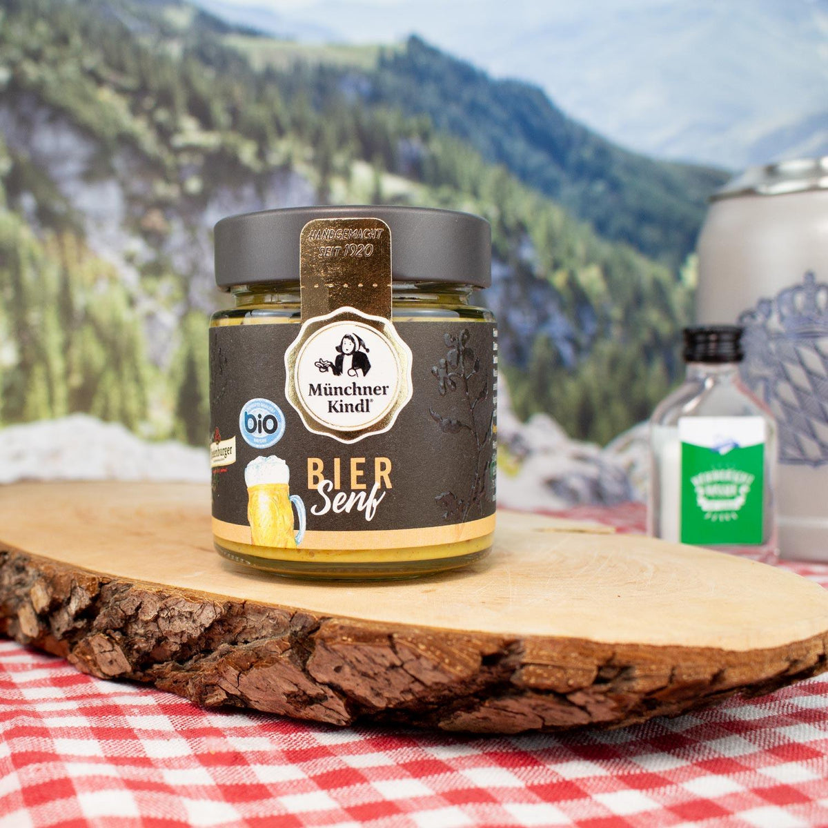 Mittelscharfer, goldbrauner Bio-Senf mit bayerischem Bieraroma, cremig-feine Textur in 125-ml-Glas.