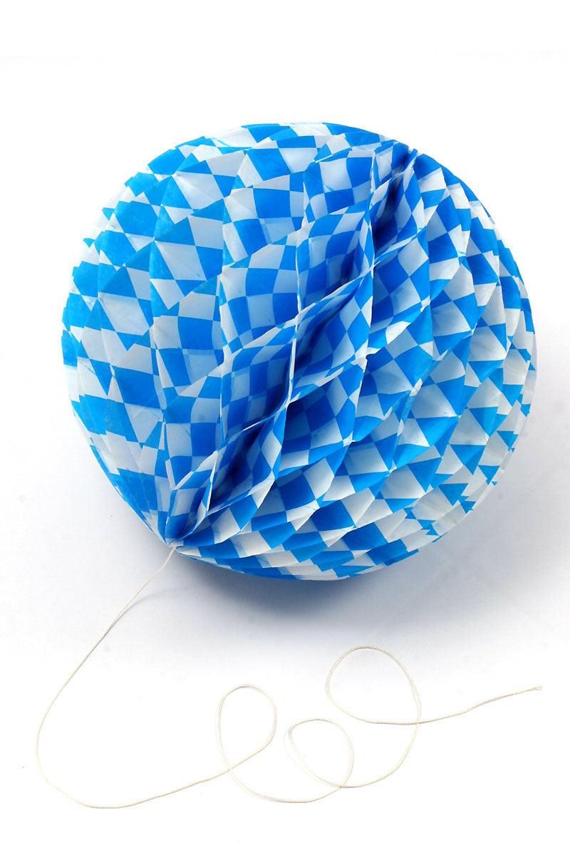 Blau-weißer, gefalteter Papier-Dekoball mit bayerischem Rautenmuster und Kordel für Oktoberfest-Dekoration.