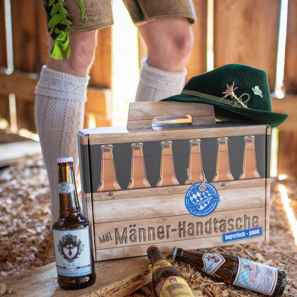 Bier-Geschenk Männer-Handtasche in Holzoptik mit Trachtenhut als Deko