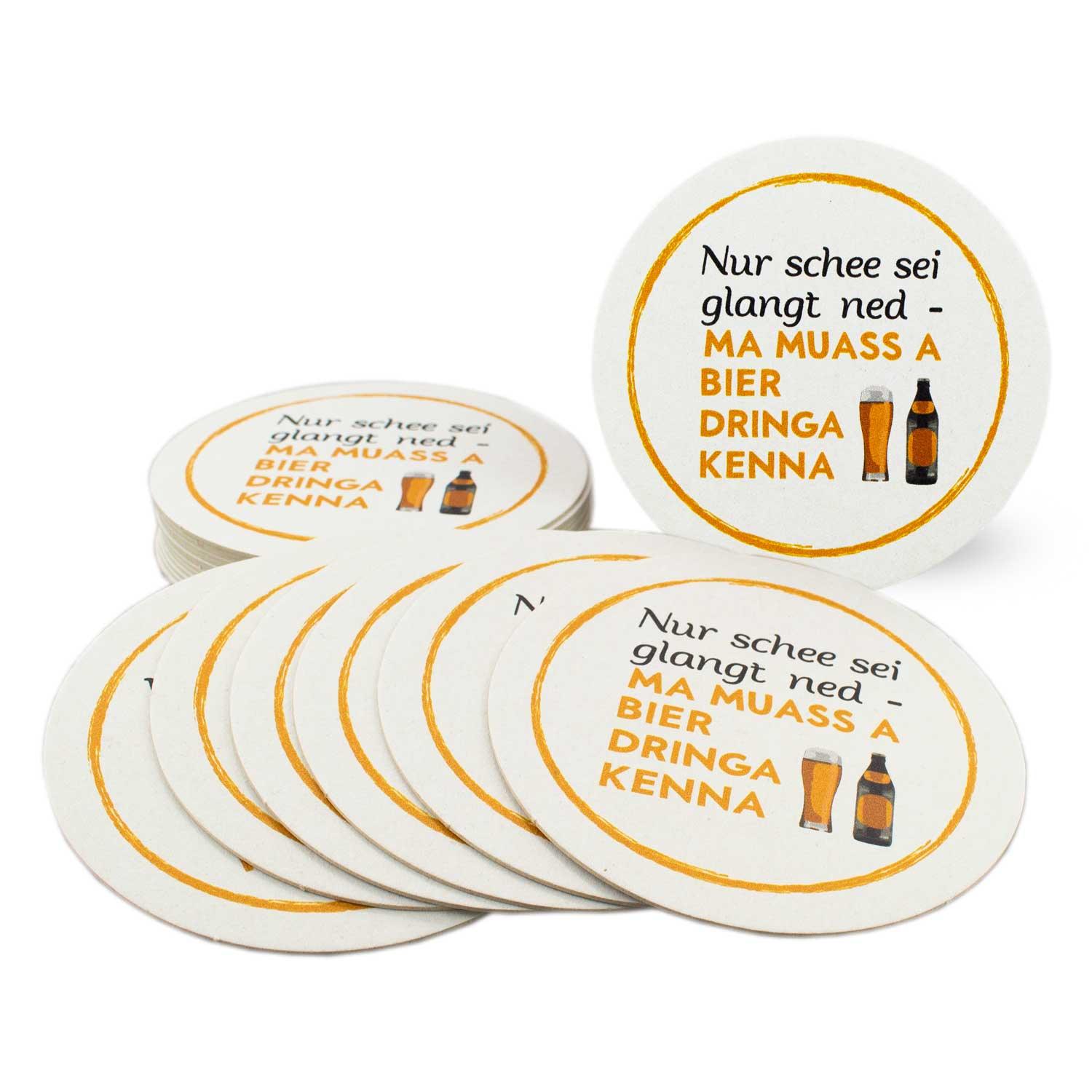 Stapel Bierfuizl "Schee sei..." mit bayerischem Spruch und Bierkrug-Illustration auf weißem Hintergrund.