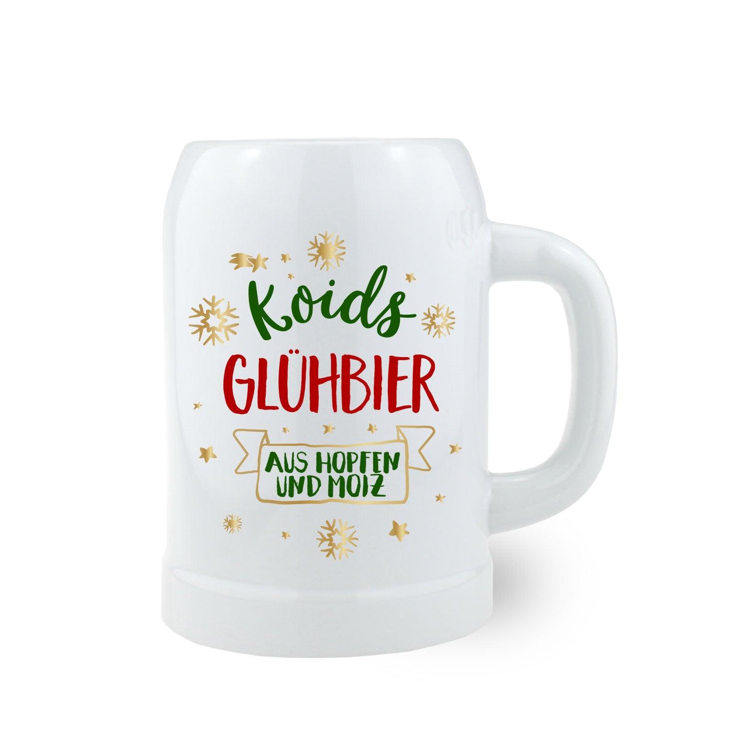 Weißer Bierkrug Koids Glühbier mit bunter Aufschrift Aus Hopfen und Moiz und goldenen Schneeflocken