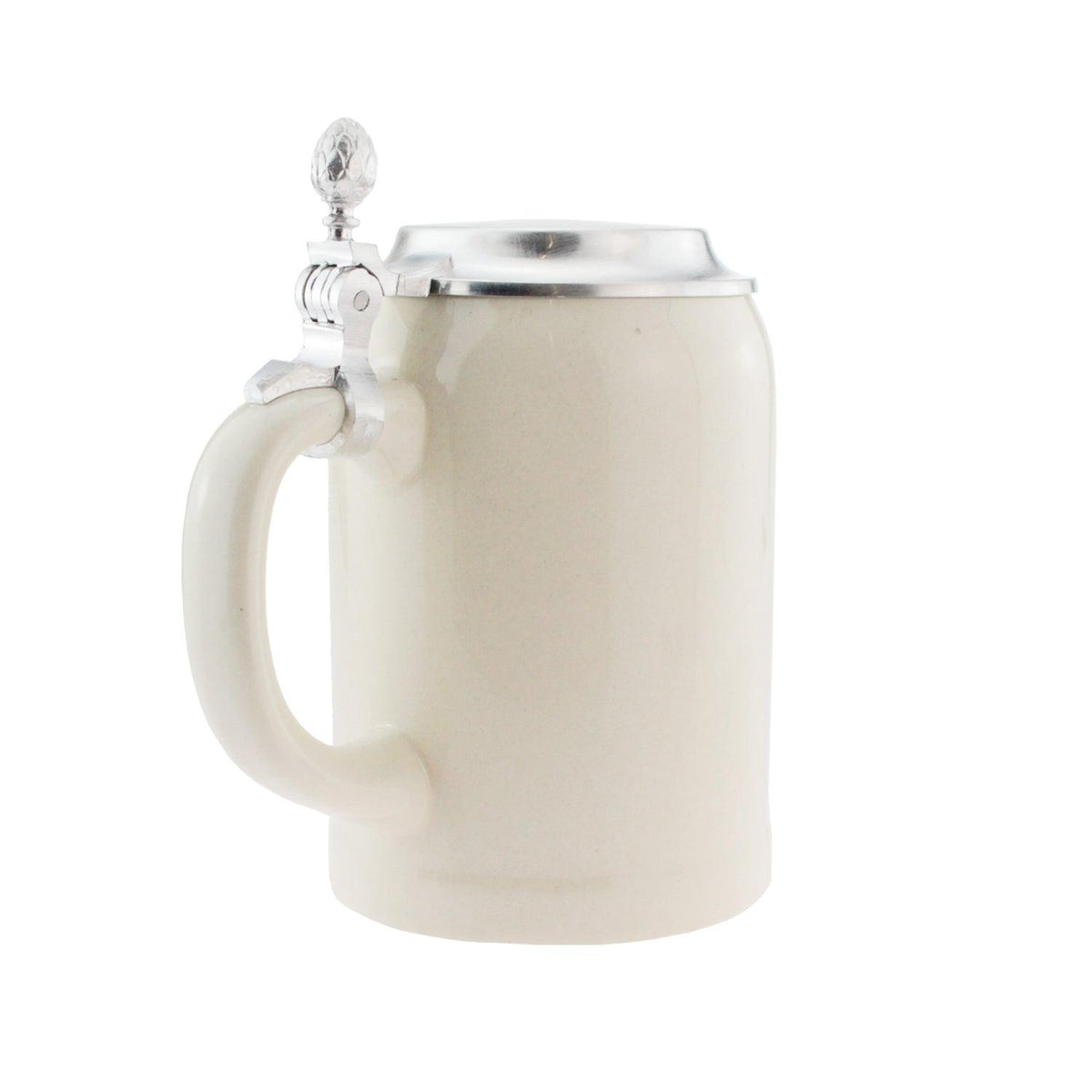 Cremefarbener Keramik-Bierkrug mit glattem Henkel und einem schlichten, glänzenden Zinndeckel.