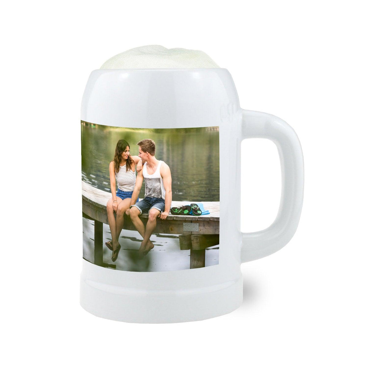 Weißer Bierkrug mit personalisiertem Foto eines Paares auf einem Steg am See