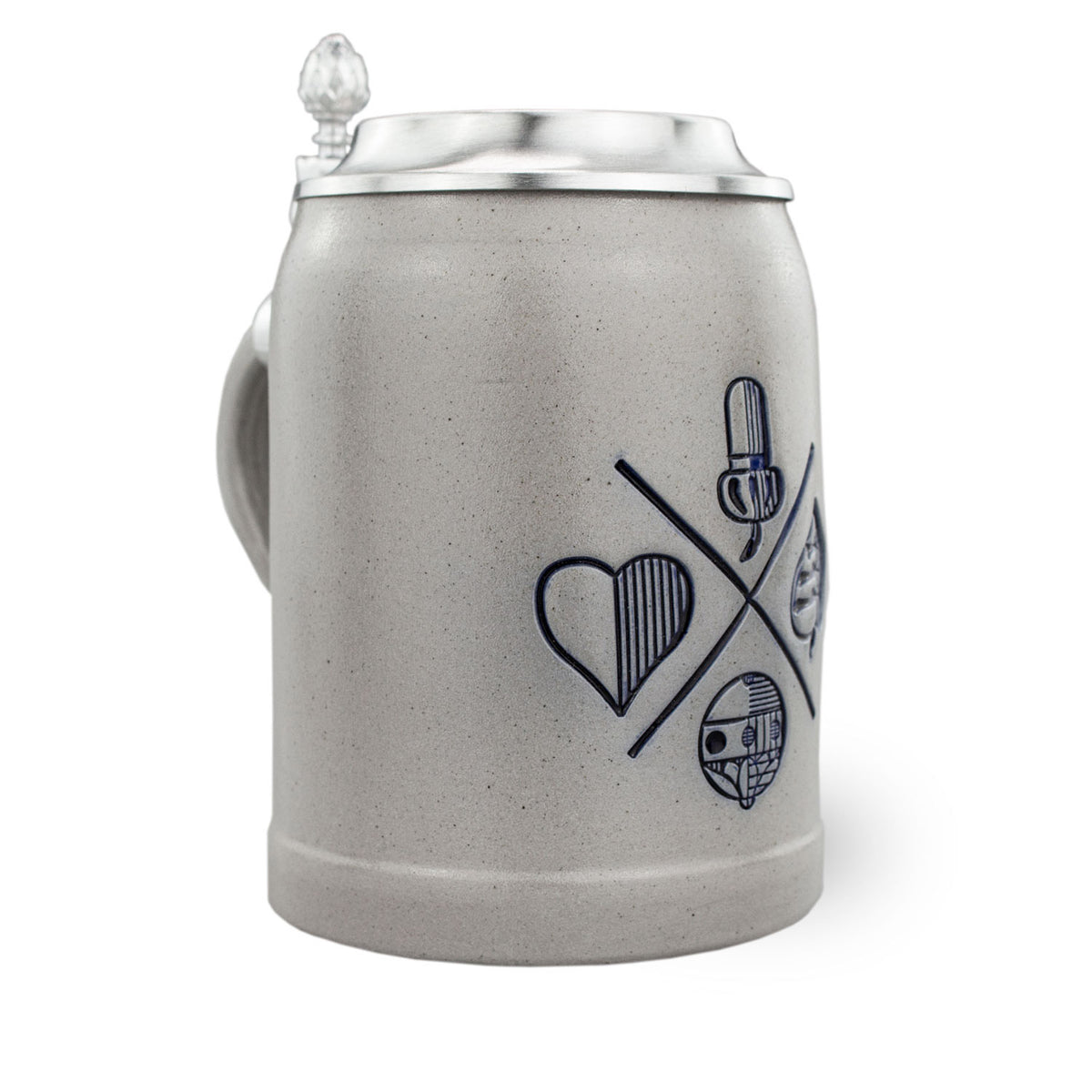 PREMIUM Bierkrug Schafkopfen aus Keramik mit Zinndeckel und eingeprägtem Karten-Motiv auf weißem Hintergrund.