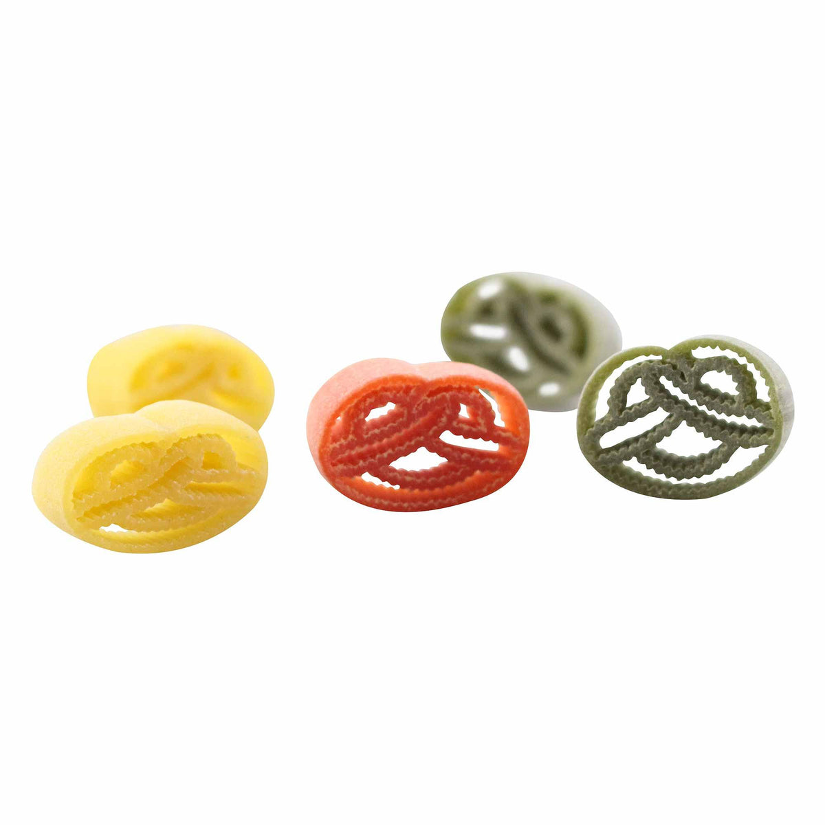 Bunte Brezelnudeln in gelb, rot und grün, detailliert und appetitlich angerichtet für Pasta-Liebhaber.