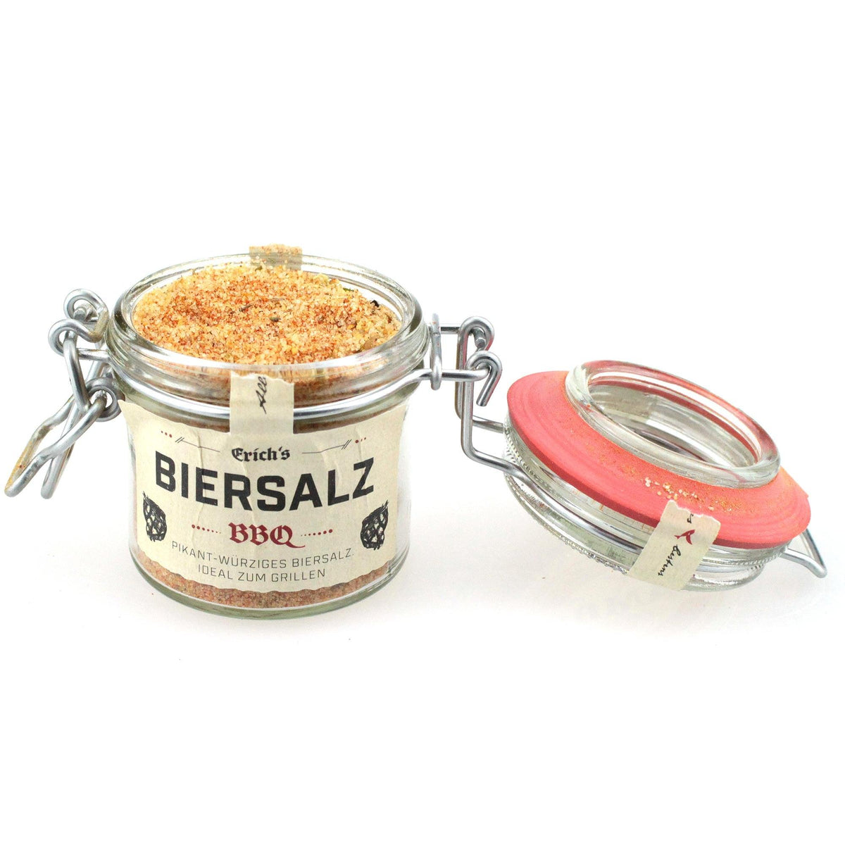 Offenes Einmachglas mit pikant-würzigem BBQ Biersalz zum Grillen, auf weißem Hintergrund.