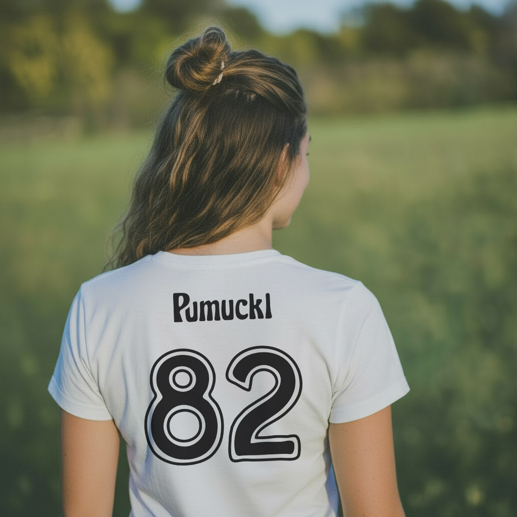 Rückenansicht einer Frau im Pumuckl Damen T-Shirt "Fußball Kobold" mit "Pumuckl 82" Aufdruck.
