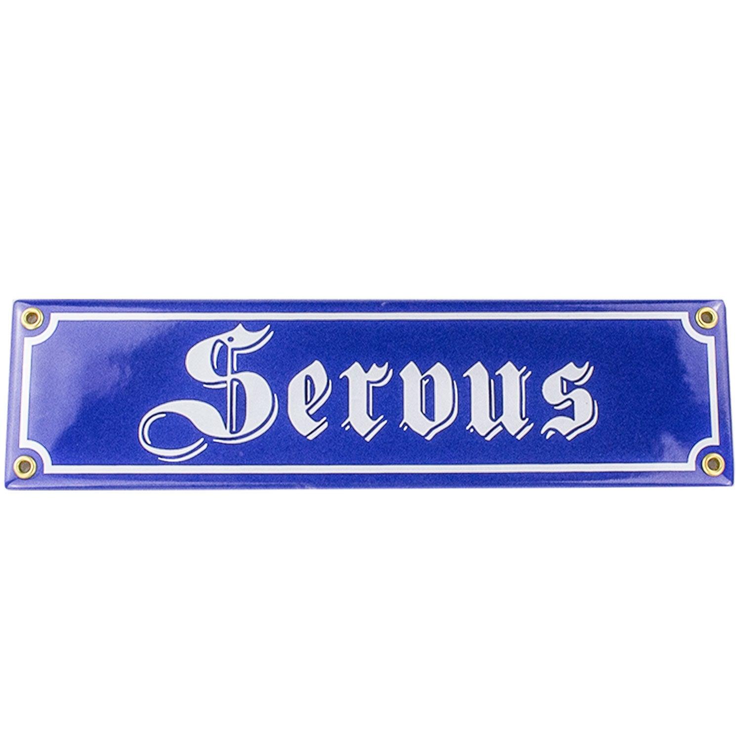 Blaues Emaille-Schild mit weißer Aufschrift Servus in geschwungener Schrift und vier goldenen Ösen zur Befestigung.