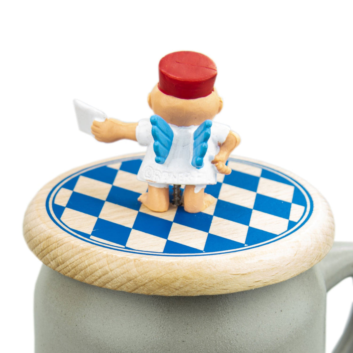 Engel Aloisius Engerl Bierdeckel-Figur auf Holzbierkrug-Deckel mit blau-weißem Karomuster.