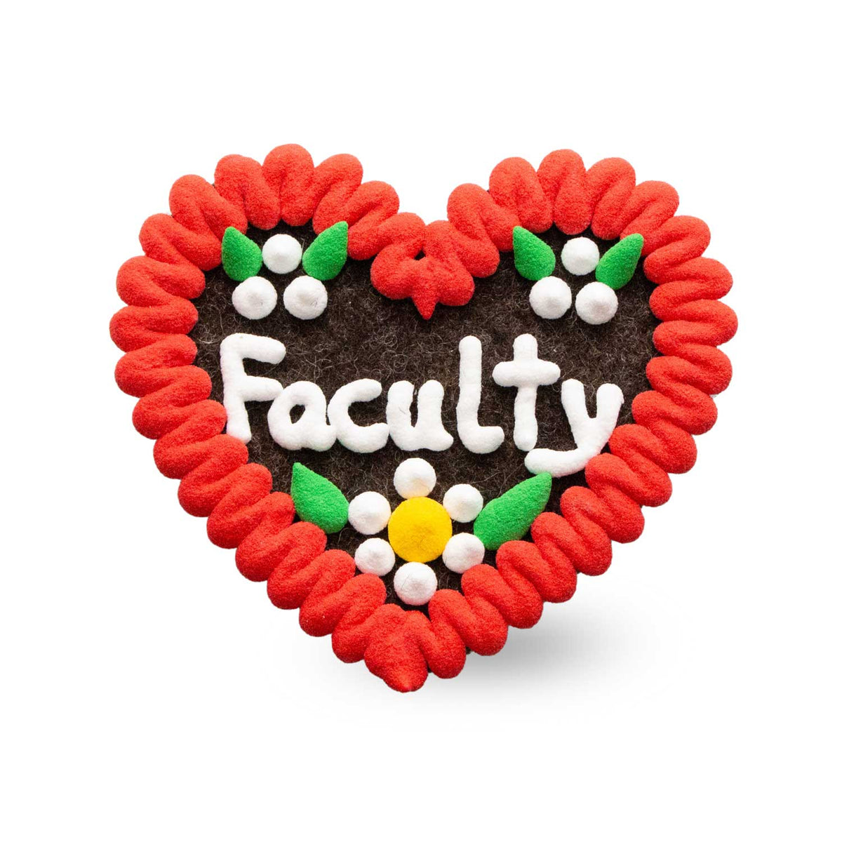 Filzherz mit Namen aus dunkelbraunem Wollfilz, roter Rand aus Plusterfarbe, weiße Blümchen und Schriftzug „Faculty“