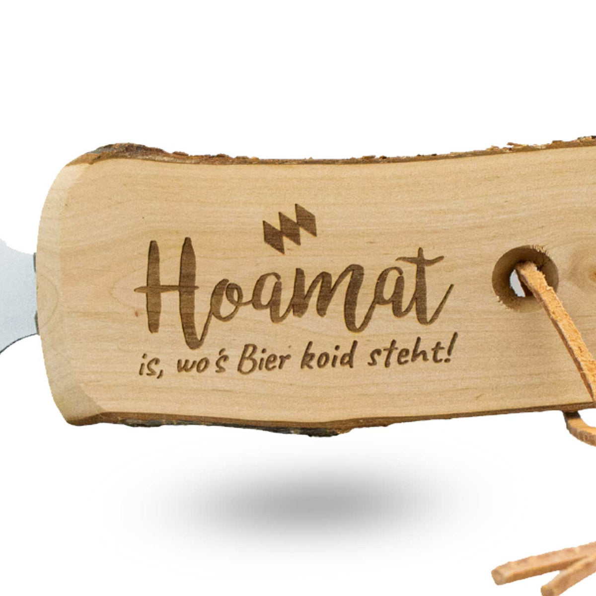 Flaschenöffner Hoamat is, wo's Bier koid steht, aus Holz mit Lasergravur und rustikaler Optik.