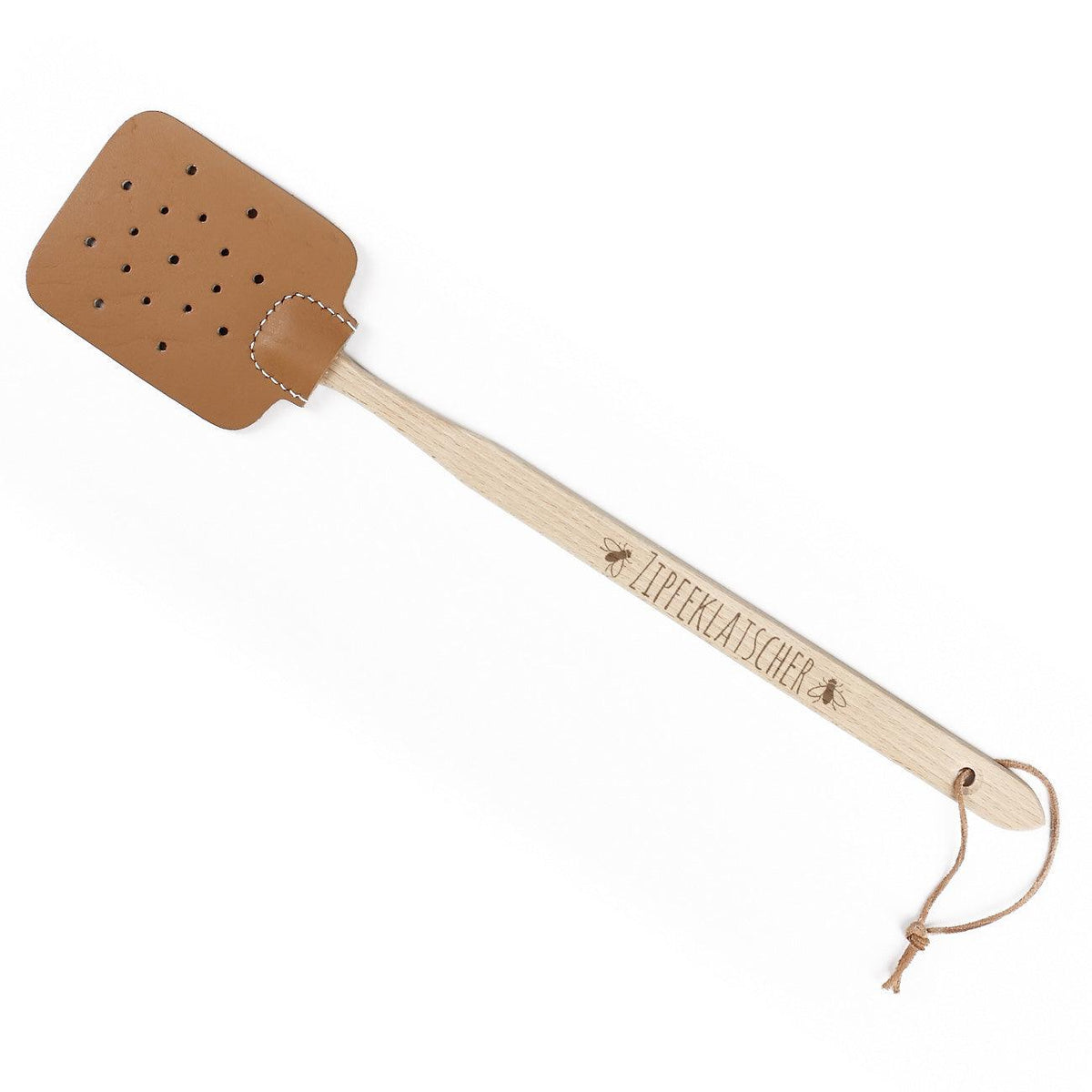 Fliegenklatsche aus braunem Leder mit Holgriff und der Gravur "Zipfeklatscher" inklusive Fliegenmotiv.