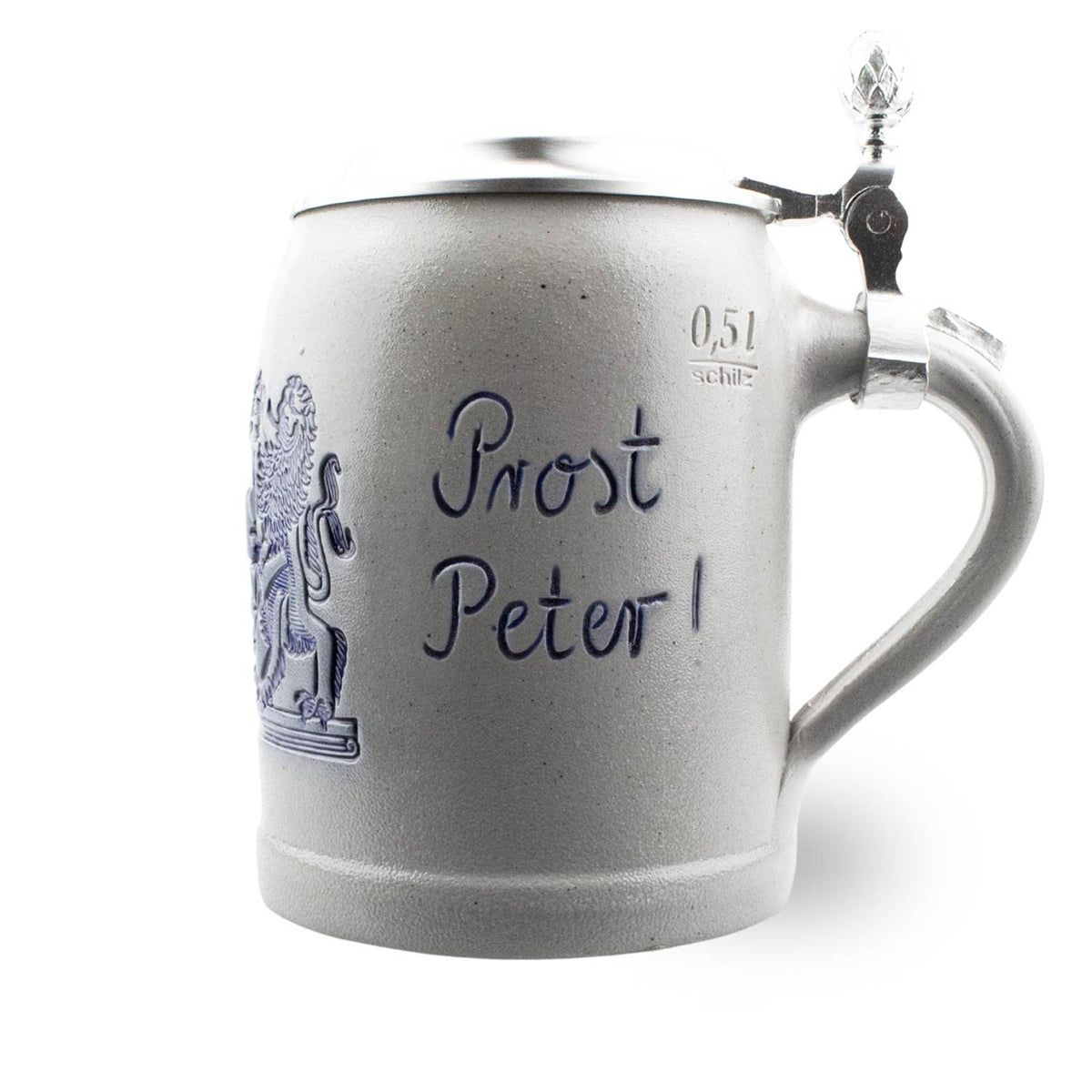 Grauer Bierkrug aus Steinzeug mit "Prost Peter" Schriftzug, Wappen und Zinndeckel, 0,5 Liter Füllmenge.
