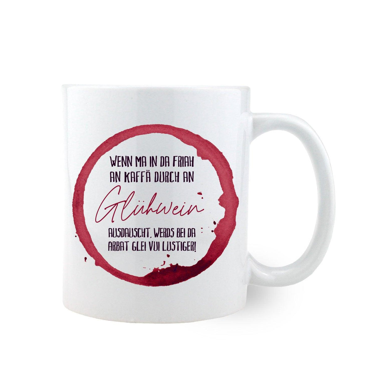 Glühwein-Haferl "In da Arbeit vui lustiger..." weiß mit rotem Glühweinfleck und bayerischem Spruch.