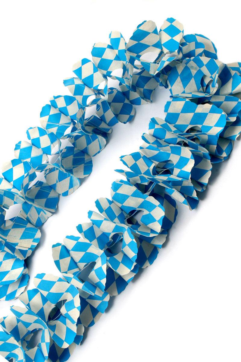 Bayerische Trachtenkette mit weiß-blauen Rautenmustern, gefaltet aus Stoff, perfekt für das Oktoberfest.