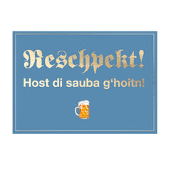 Glückwunschkarte Sauba g'hoitn mit goldener Schrift und Bierkrug-Motiv auf blauem Hintergrund.