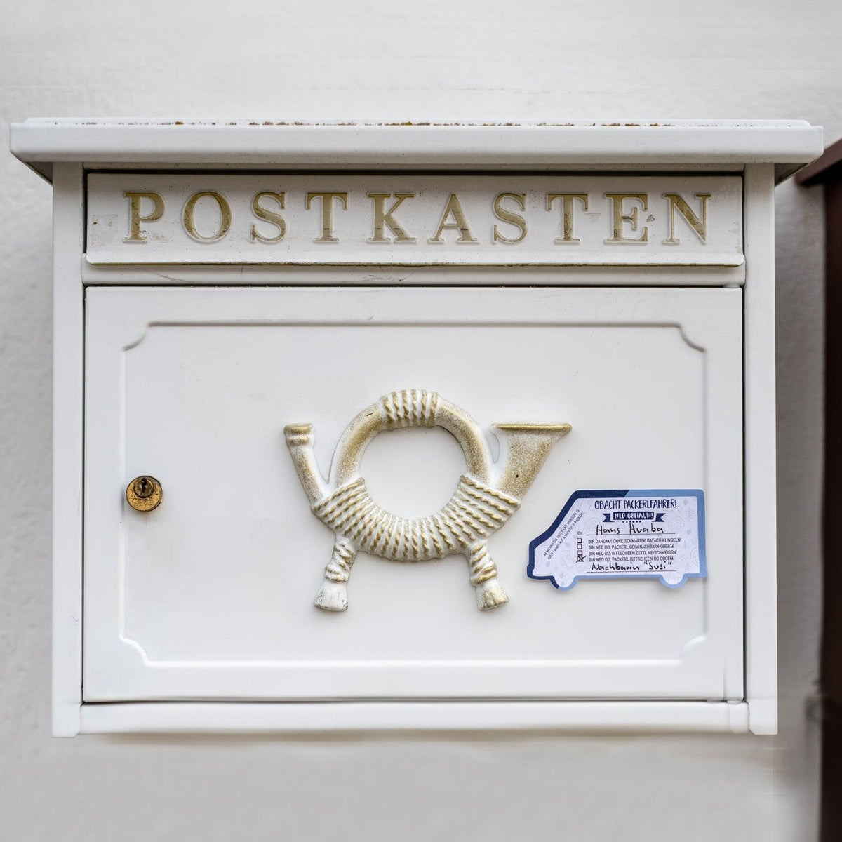 Haftnotizen in Form eines gelben Lieferwagens mit bayerischem Schriftzug „Fia Packerlfahrer“, Block mit 50 Blatt, 9,5 × 5 cm.