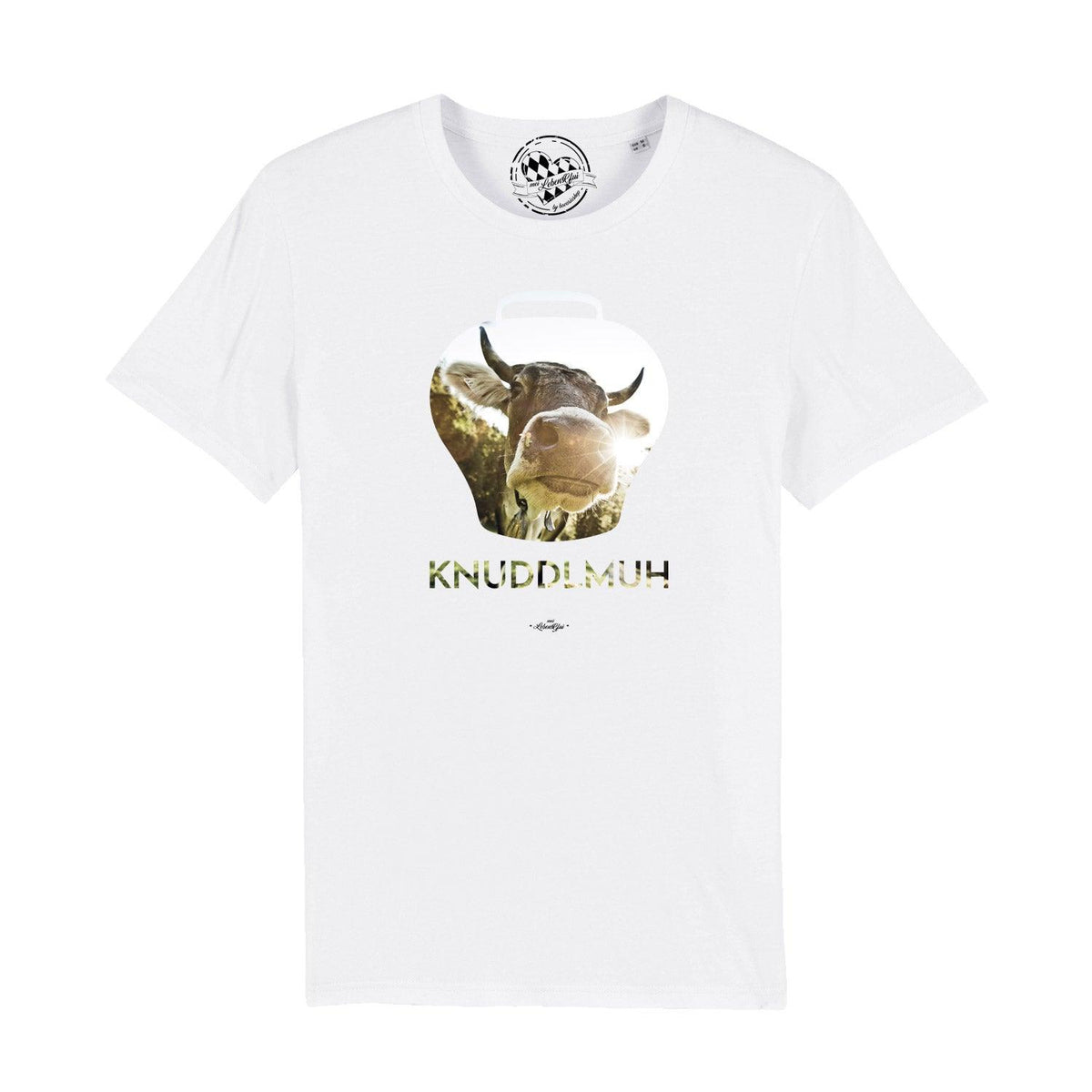 Weißes Herren T-Shirt "Knuddlmuh" mit Kuh im Glockenausschnitt und Alpenpanorama-Hintergrund in Tarnfarben.