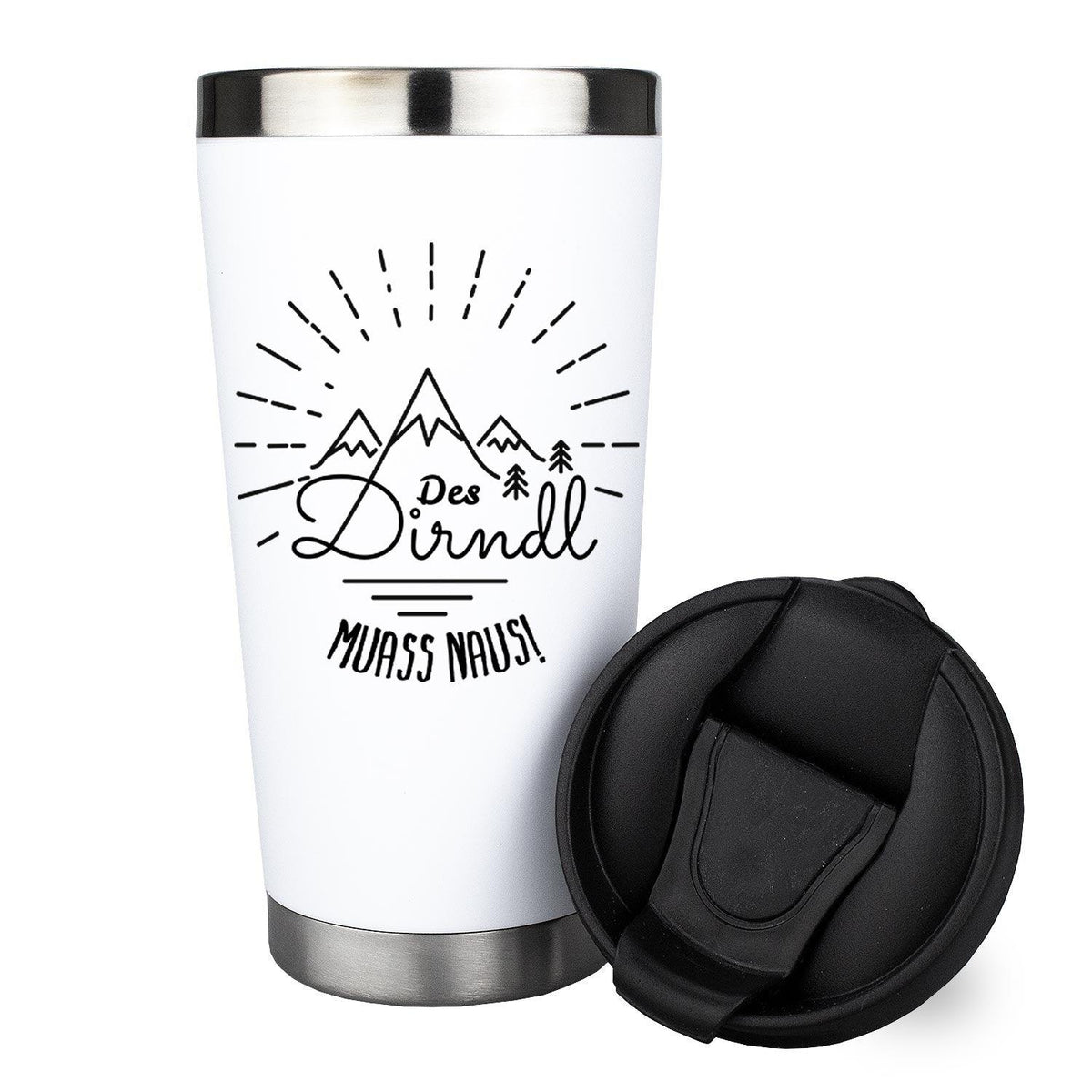 Weißer Thermo-Becher Des Dirndl muass naus mit schwarzer Aufschrift, Bergmotiv und abnehmbarem Deckel.