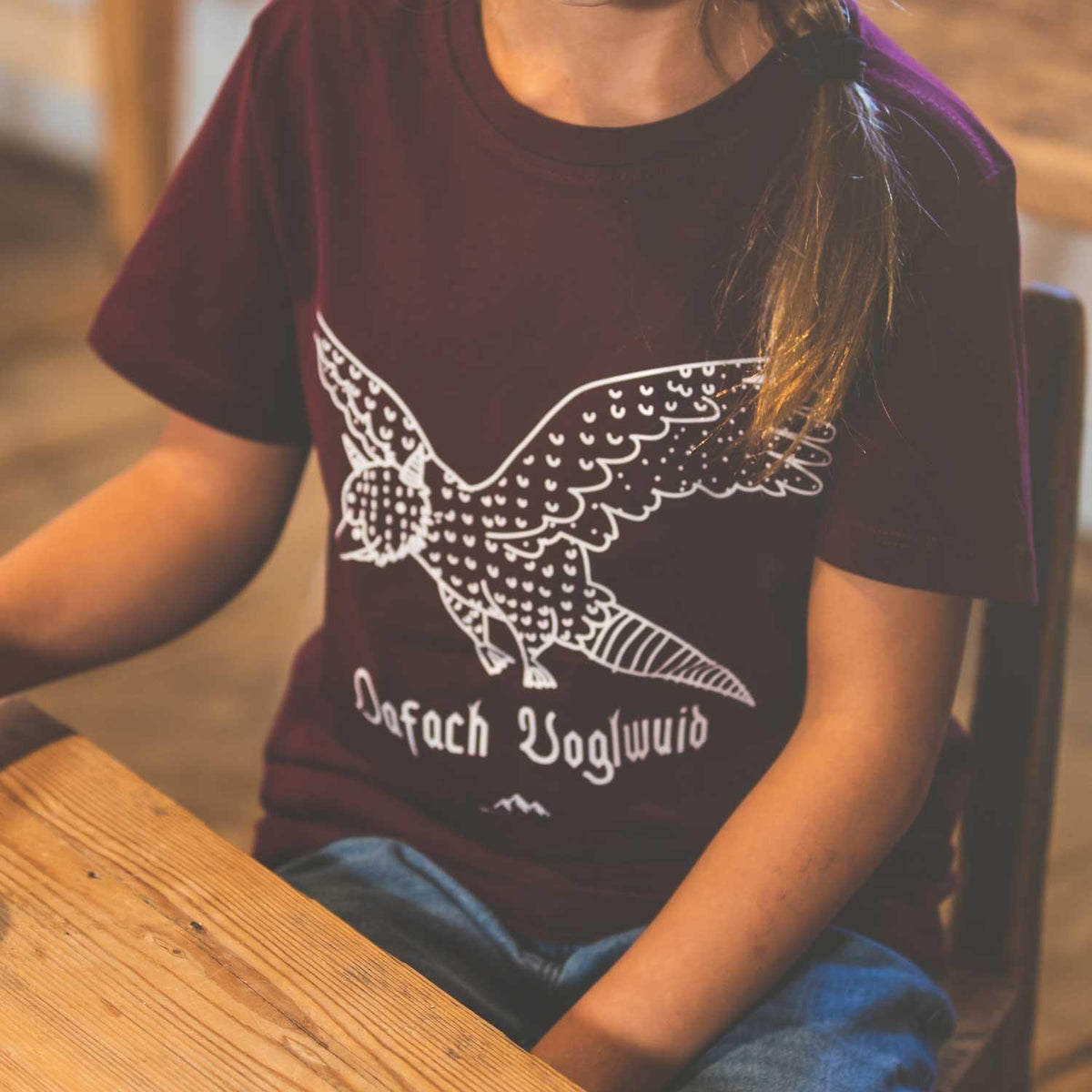Braunes Kinder T-Shirt Wolpertinger Oafach Voglwuid mit weißem Vogel-Druck und lockerer Passform für Kinder.
