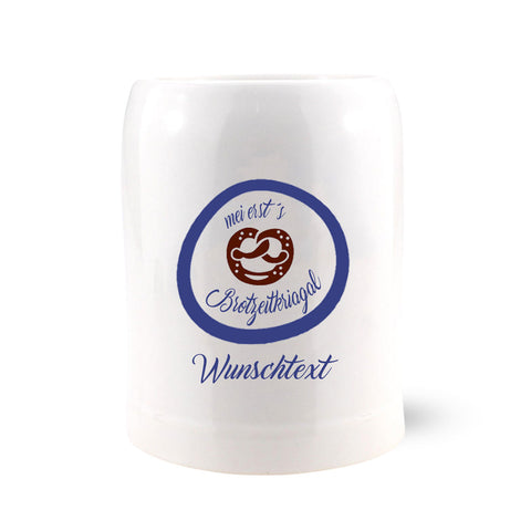 Weißer Keramik Kinderkrug "mei ersts Brotzeitkriagal" für Buam mit blauem Pretzel-Motiv und Wunschtext-Option.