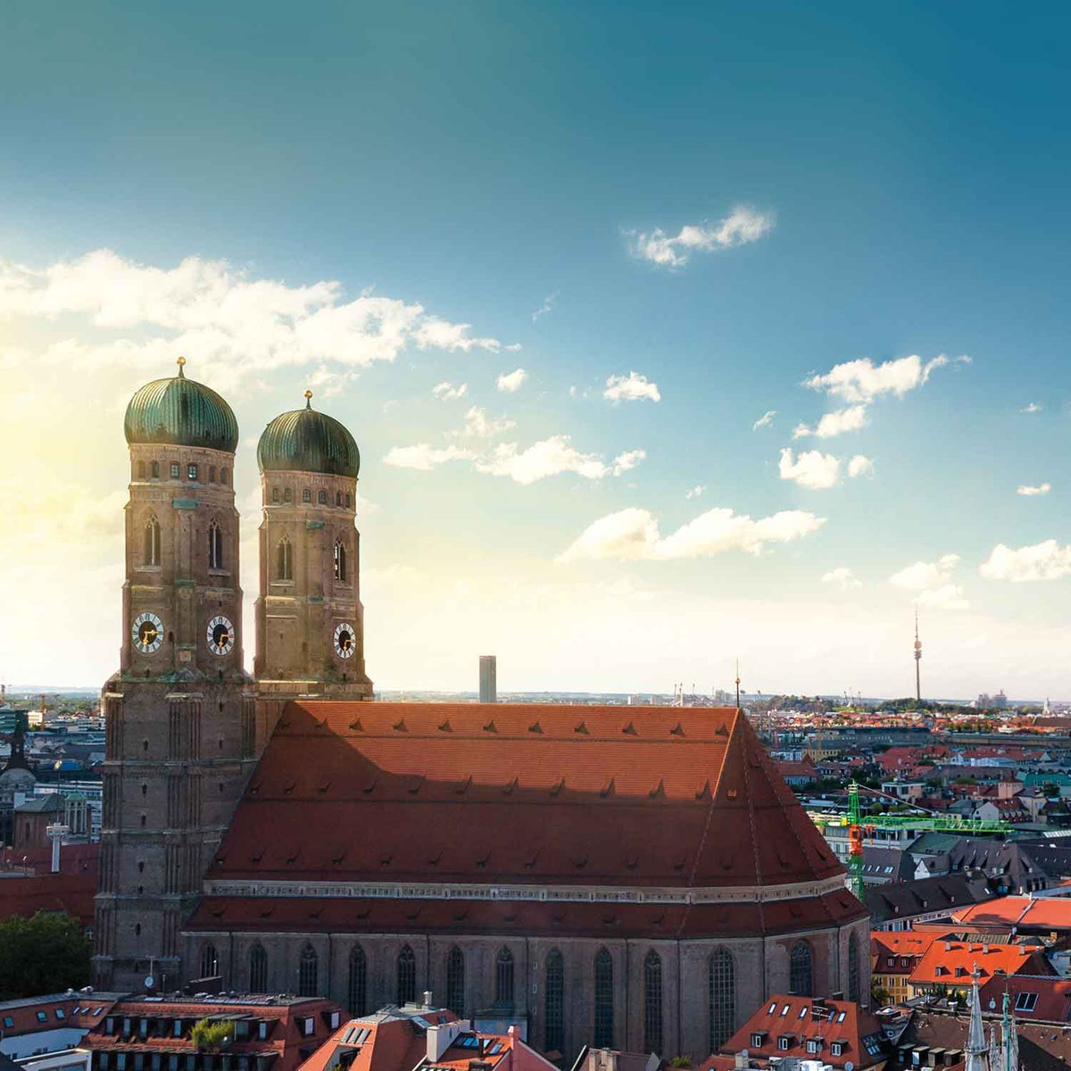 Frauenkirche München mit ihren markanten grünen Kuppeltürmen ragt über die Dächer der Stadt.