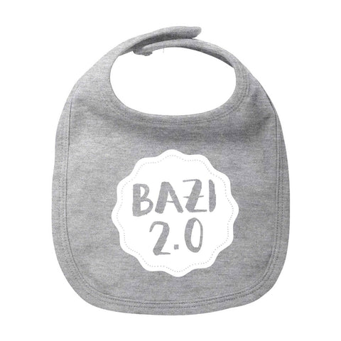 Graues Babylätzchen Bazi 2.0 aus Baumwolle mit weißem Aufdruck und Klettverschluss.