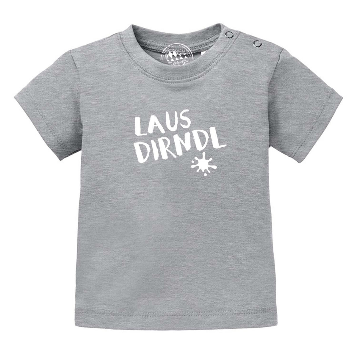 Graues Baby T-Shirt Lausdirndl mit weißem Schriftzug und Druckknöpfen an der Schulter, kurzärmlig.