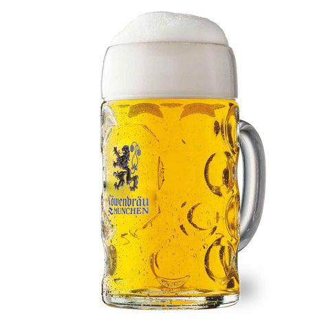 Löwenbräu Glas Maßkrug, gefüllt mit frischem Bier und Schaumkrone, Details des Logos und der Glasstruktur.