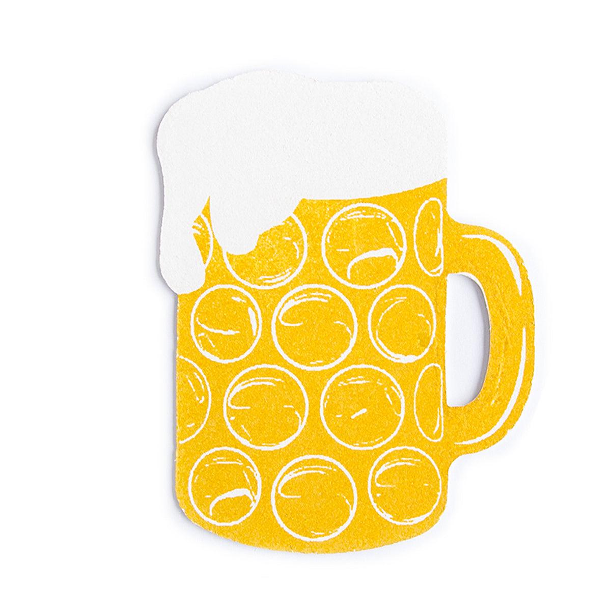 Gelber Bierkrug-Filzuntersetzer in Form eines Bierglases mit Schaumkrone und Blasenmotiv.