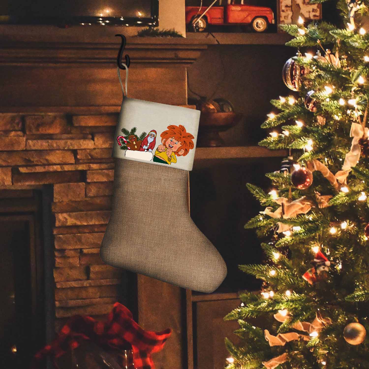 Pumuckl Weihnachtssocke Nikolaus grau mit dem Kobold und Süßigkeiten am Kamin neben Weihnachtsbaum.