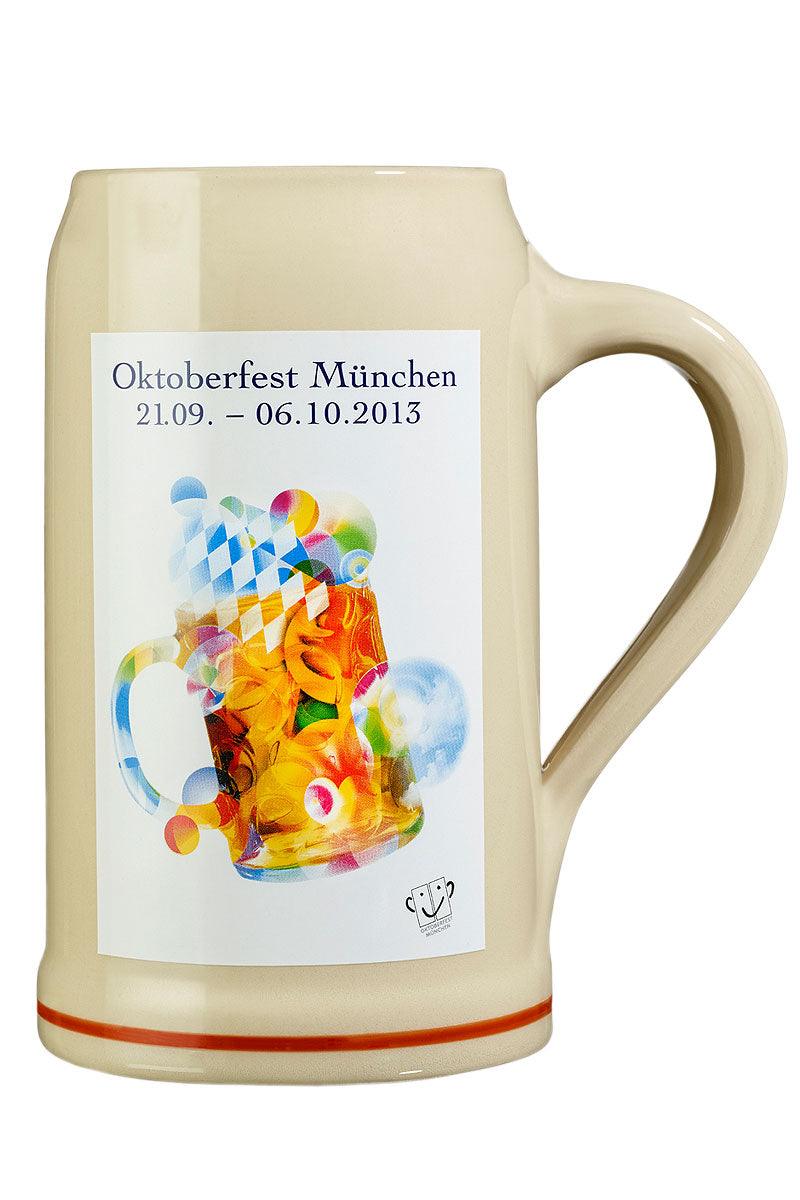 Offizieller Oktoberfestkrug 2013, cremefarben mit buntem, abstraktem Bierkrug-Design und Datum.
