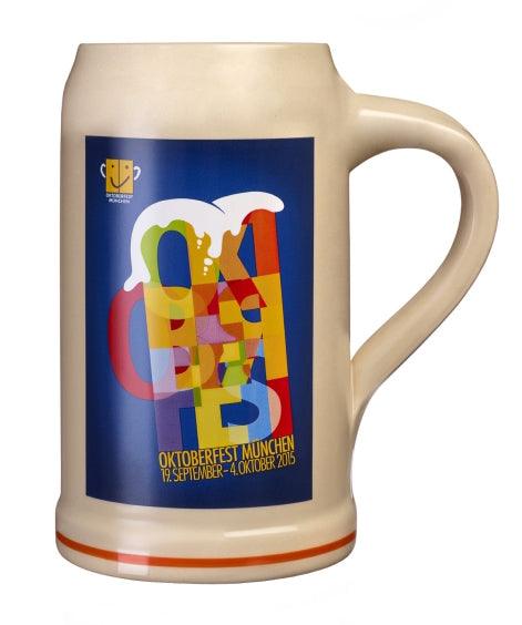 Offizieller Oktoberfestkrug 2015 aus Steingut mit buntem, modernem Design auf blauem Etikett