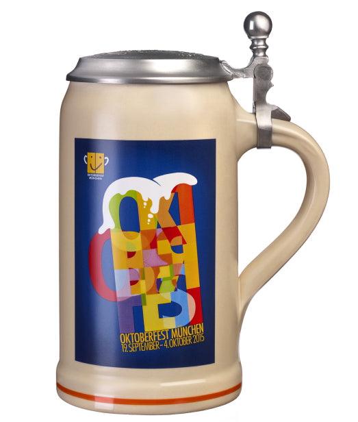 Beigefarbener offizieller Oktoberfestkrug 2015 mit Zinndeckel und buntem "Oktoberfest München" Design.