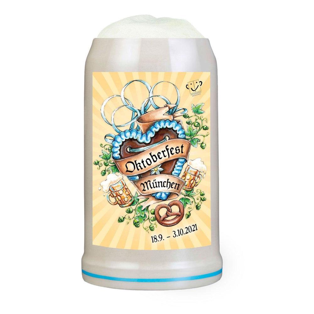 Offizieller Oktoberfestkrug 2021 mit Herz aus Lebkuchen, Brezel, Hopfen und Bierkrügen, Datum 18.9.-3.10.2021.