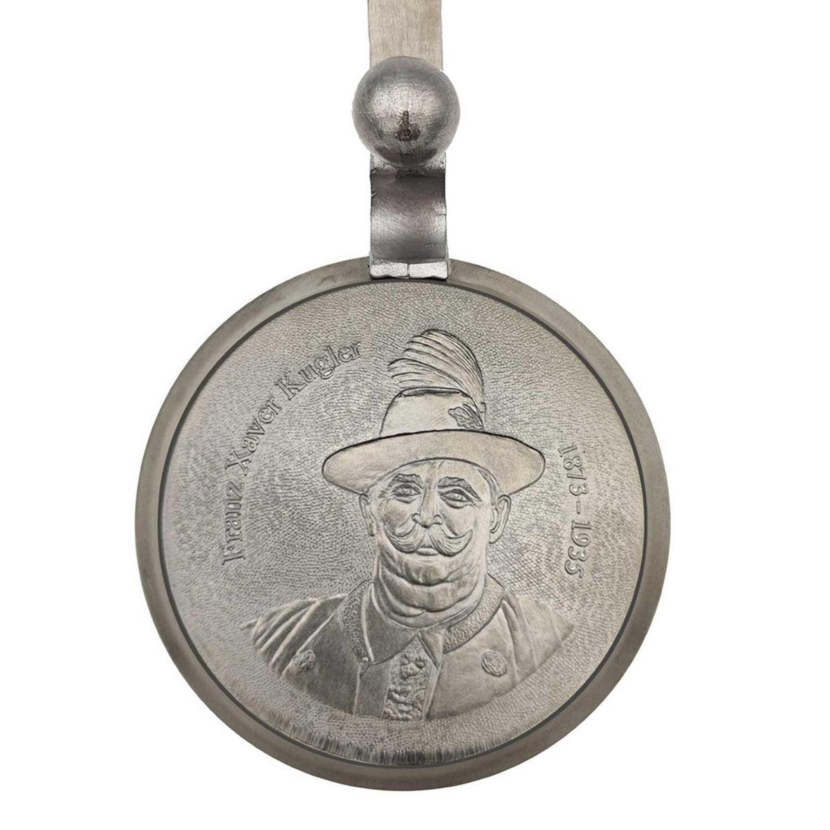 Runder Zinndeckel des offiziellen Oktoberfestkrugs 2022 mit Portrait von Franz Xaver Kugler und Jahreszahlen 1873-1935.