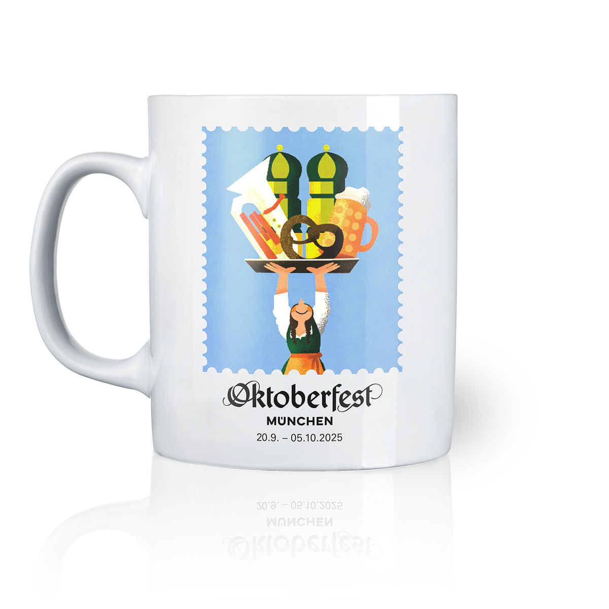 Offizielle Oktoberfest-Sammlertasse 2025 mit bayerischen Motiven wie Brezel, Bierkrug und Kellnerin in Tracht.