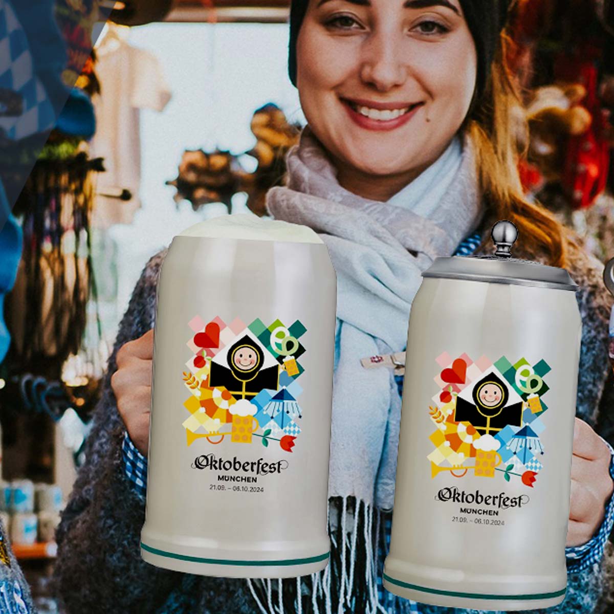 Lachende Frau präsentiert zwei Offizielle Oktoberfestkrüge 2024 mit Münchner Motiv und Zinndeckel