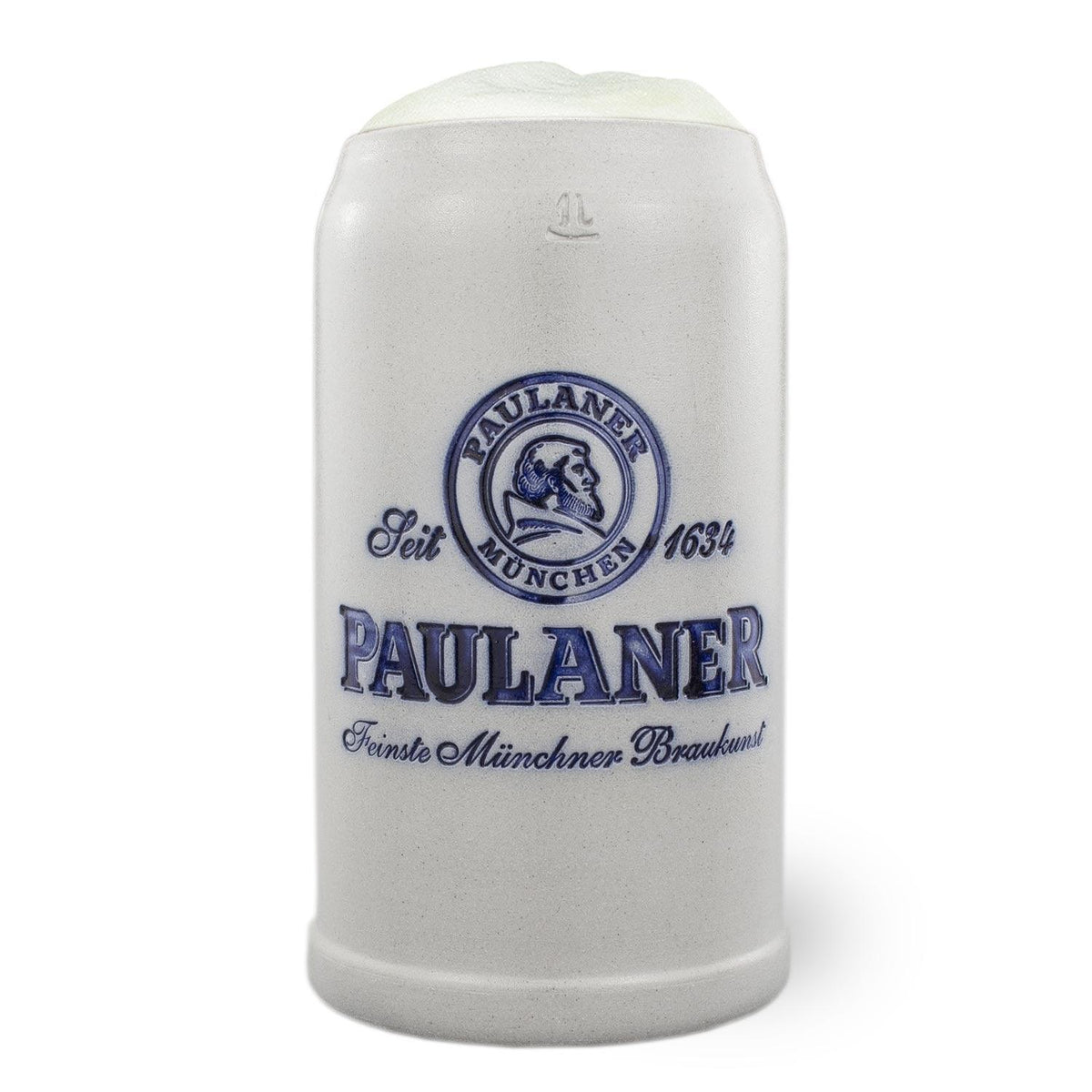 Traditioneller Paulaner Bierkrug aus Keramik, weiß mit blauem Paulaner-Logo und Feinzellenschaum.
